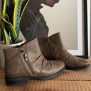 Brand new brown ankle boots. Women. Size 8